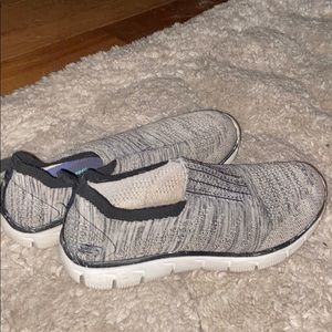 Sketchers grey slide ons 🦡🐩